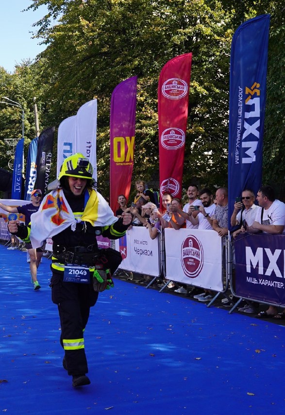 Rescuer runs half marathon in 20kg gear, honoring fallen colleague
