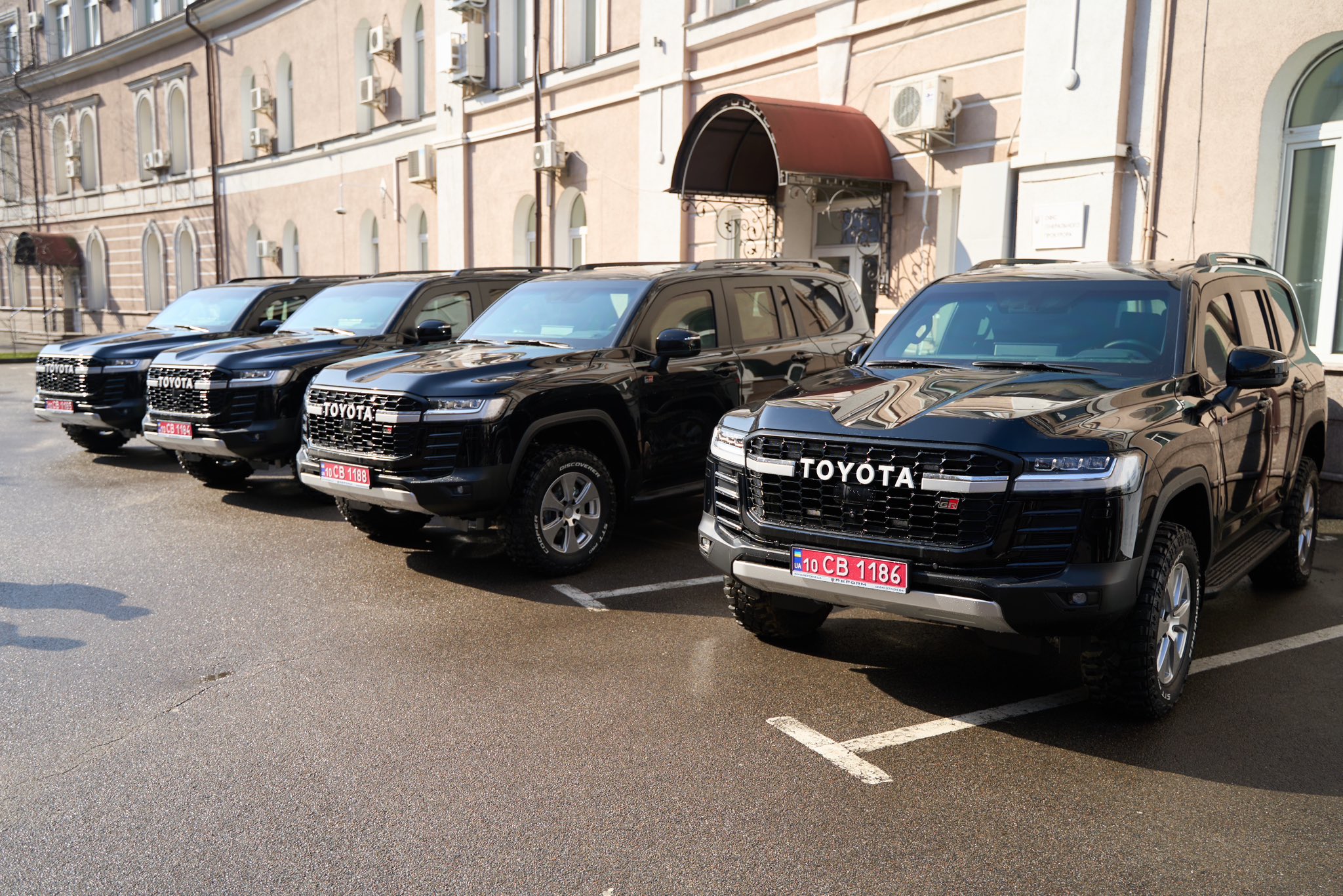 U.S. Embassy handed Ukraine six armored cars