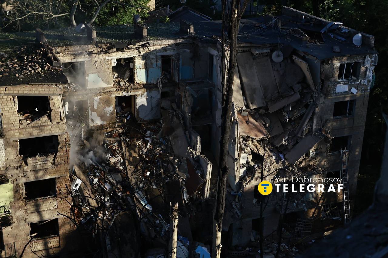Rescue work and risk of collapse in Shevchenkivskyi district (Kyiv)