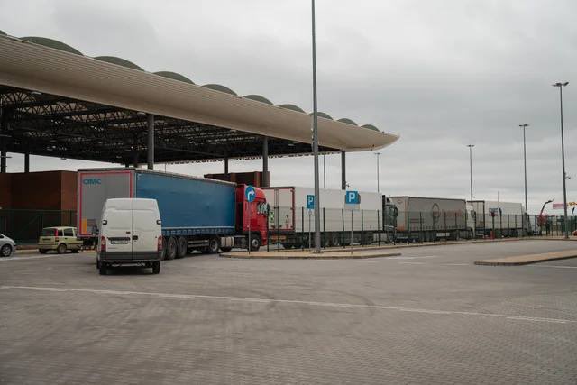 Paysans polonais bloquent camions ukrainiens à la frontière