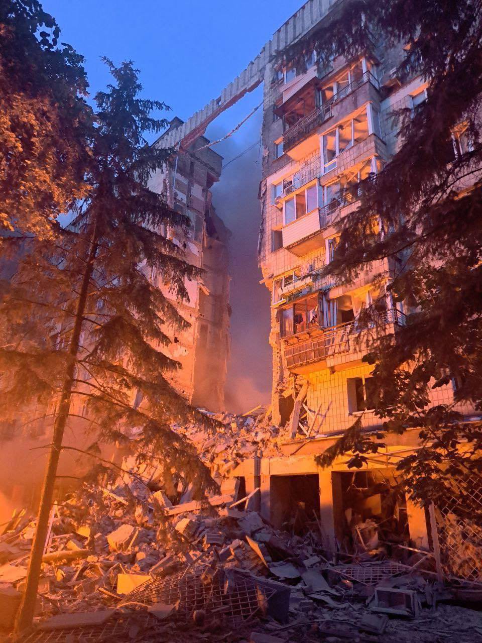 Missile attack on Kyiv residential building: many wounded, dead, and trapped under rubble.