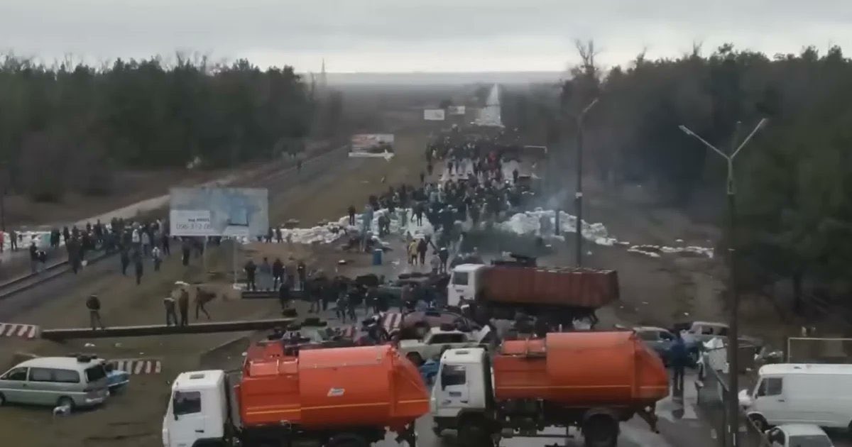 Citizens of Enerhodar block Russian advancement