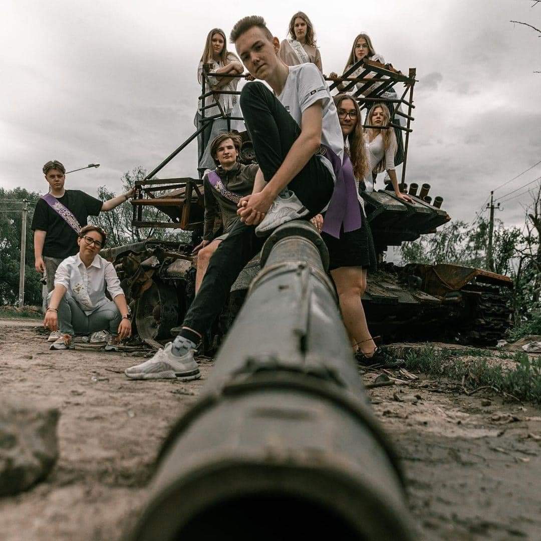 Ukraine: Chernihiv graduates’ photo album despite Russian bombing