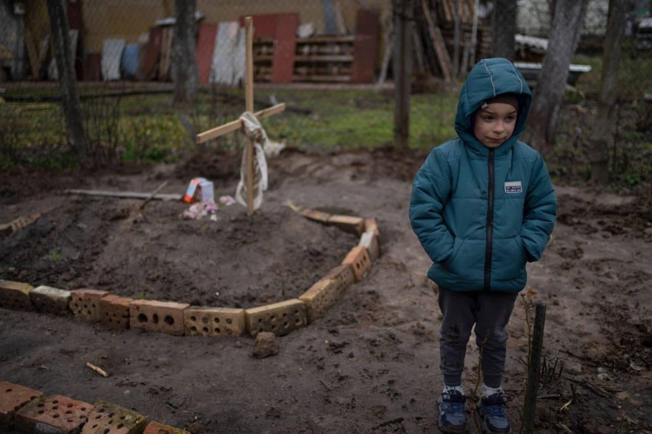 6-year-old boy near his mother’s grave