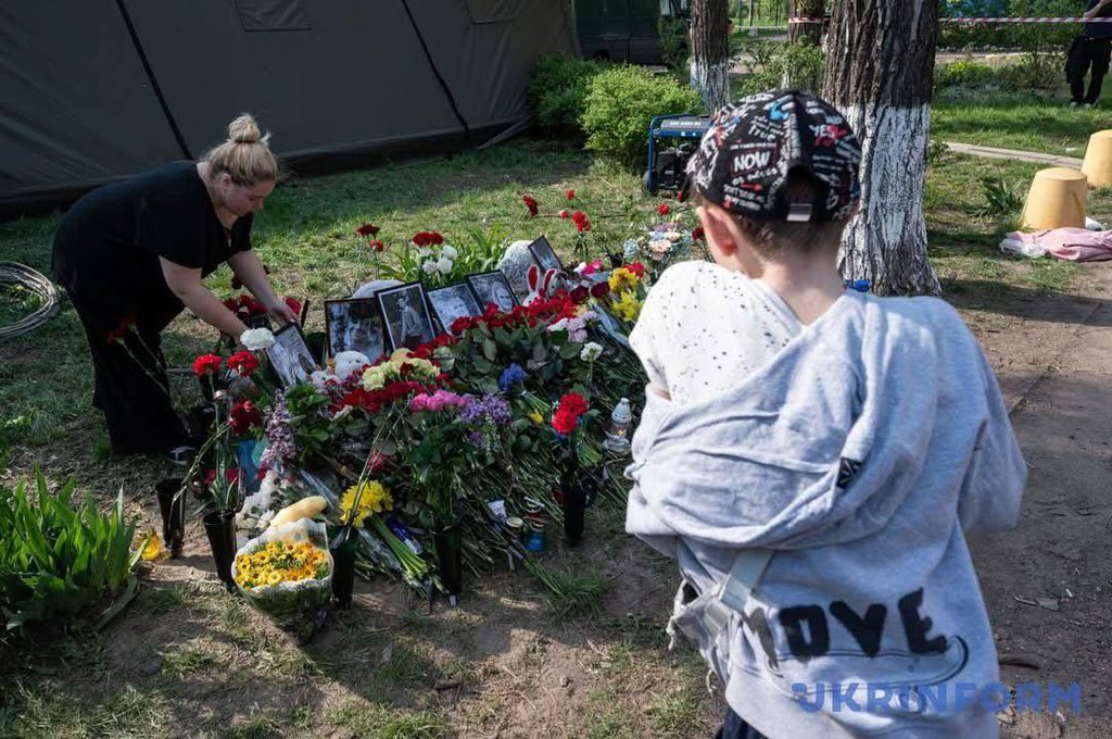 Kyiv residents bring flowers to memorial of Russian missile strike