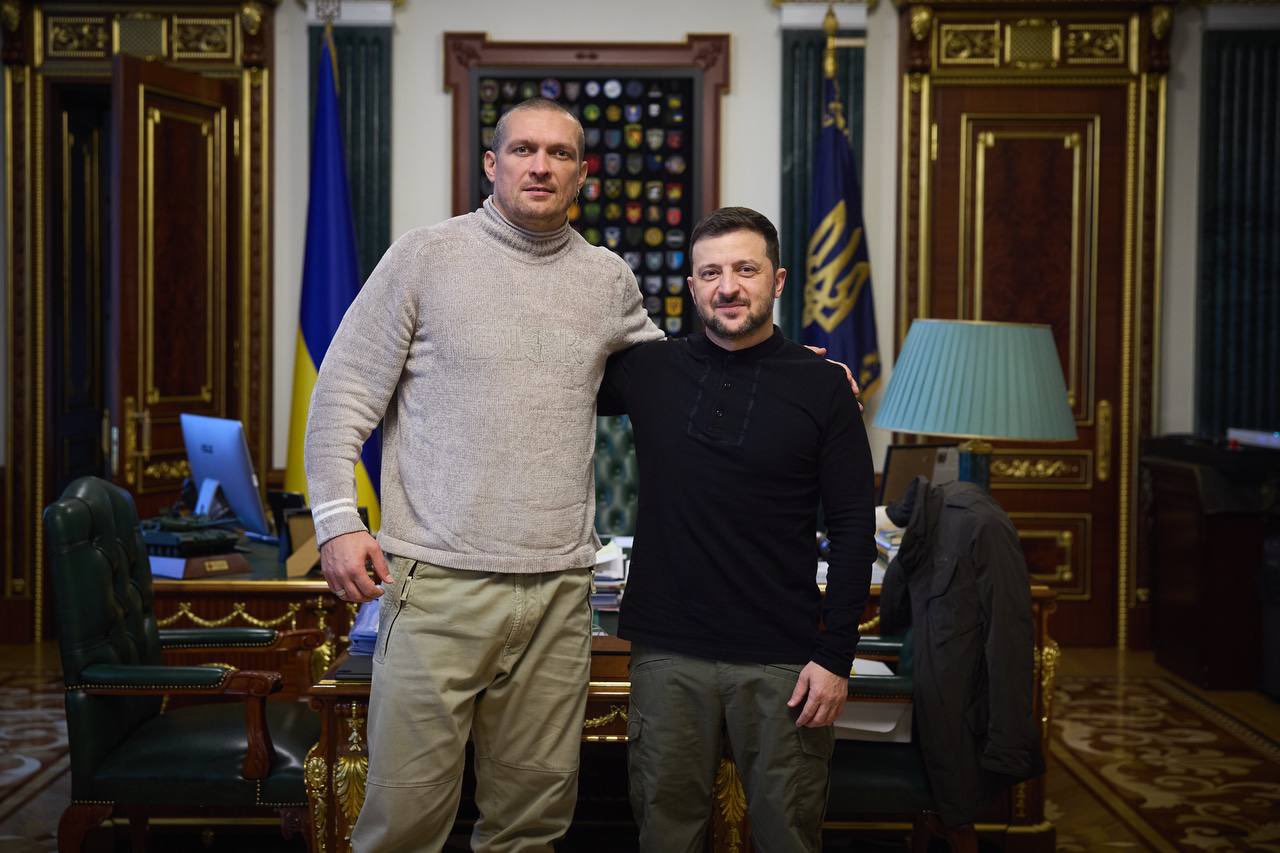 Zelenskyy met Usyk in Kyiv