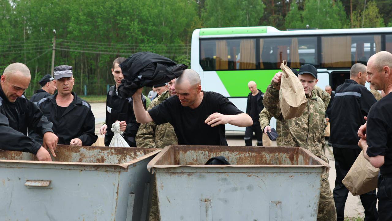Ukrainians discard camp clothes after captivity
