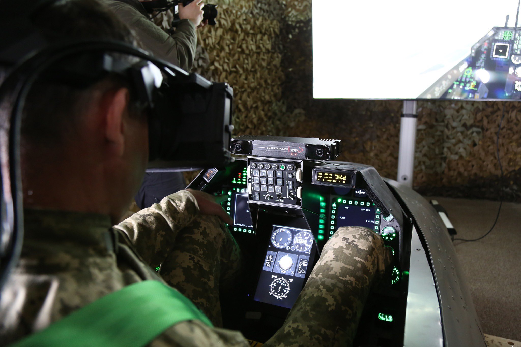 Netherlands transfers F-16 simulators for Ukraine pilot training