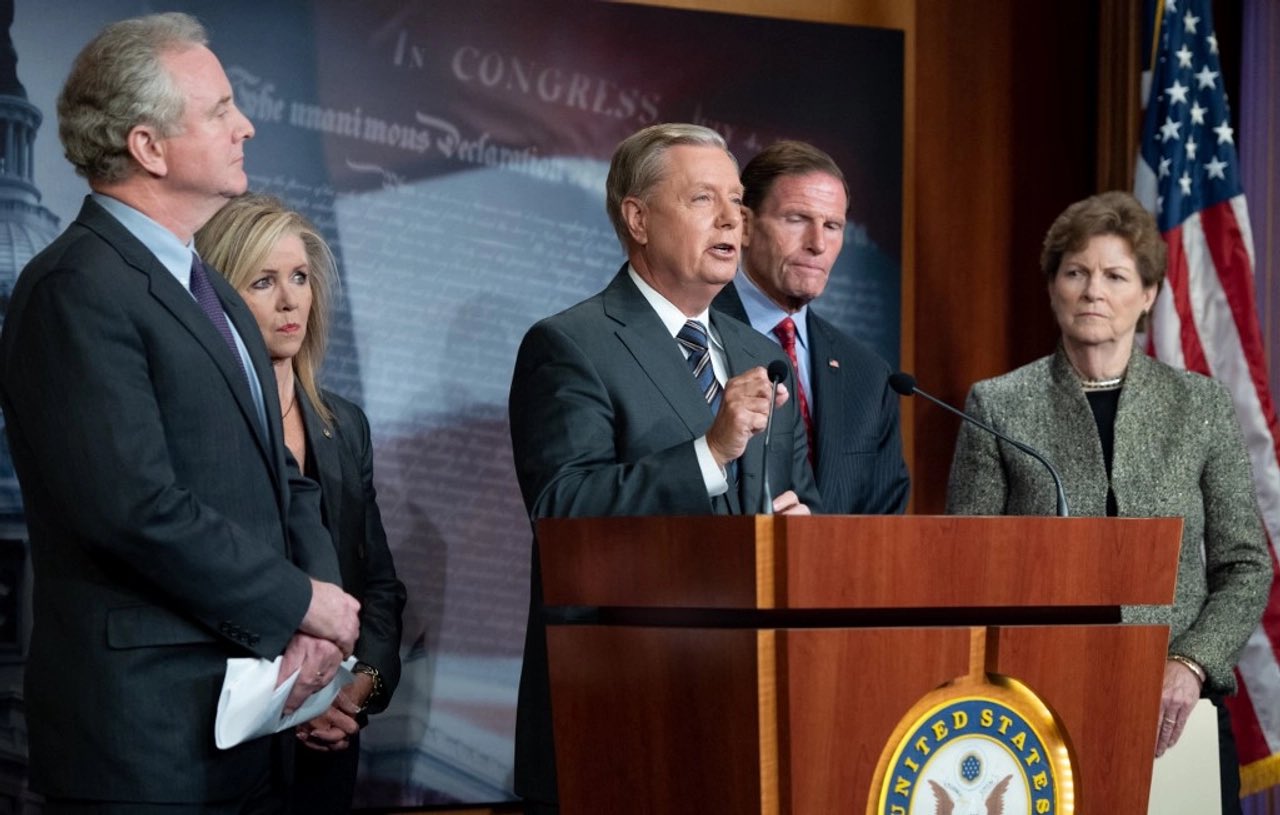 US senators warn Ukraine over anti-corruption law