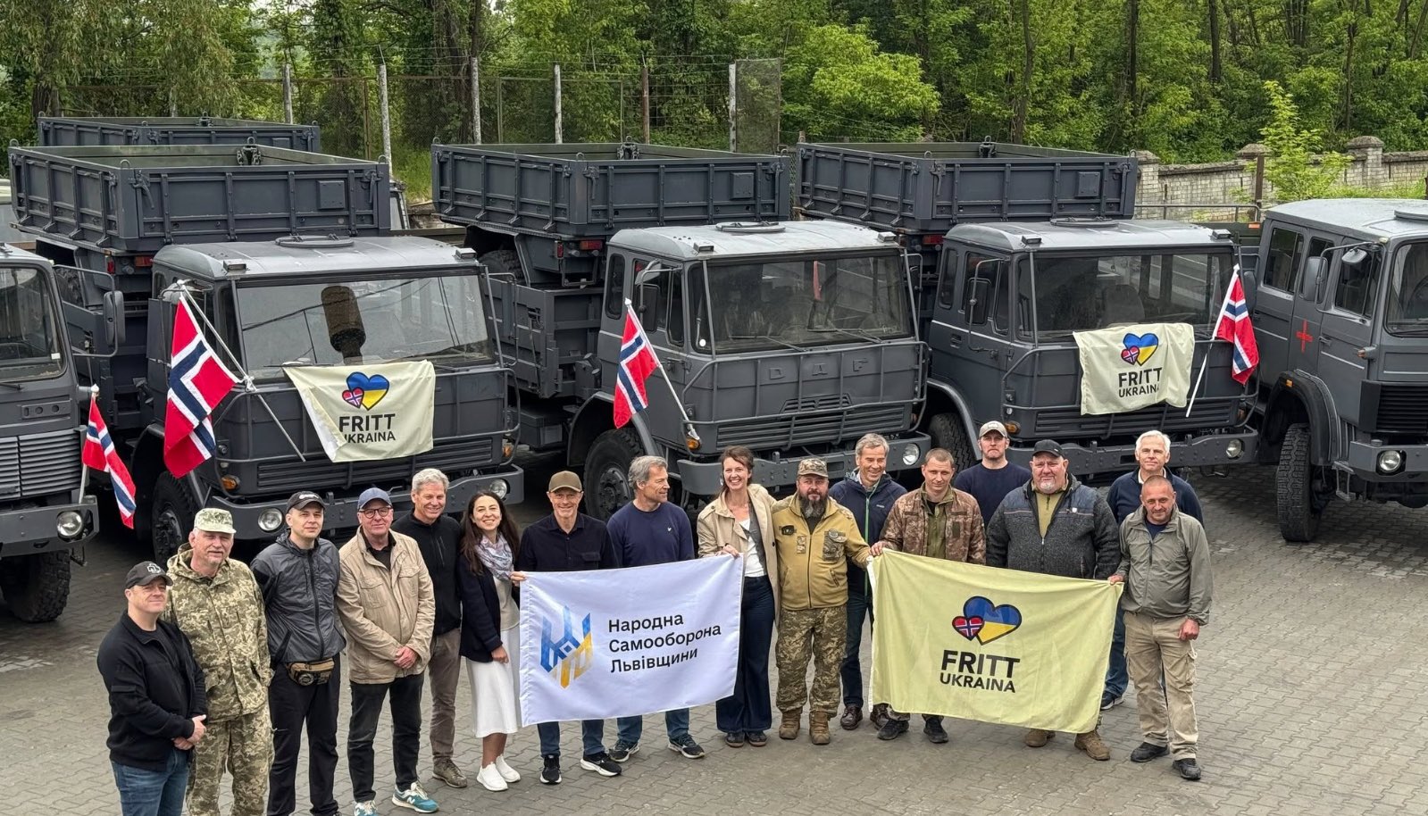 Norwegian volunteers hand over 20 DAF trucks to Ukraine