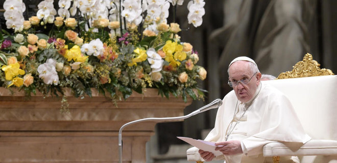 Pope Francis prays for Ukraine at Easter Mass