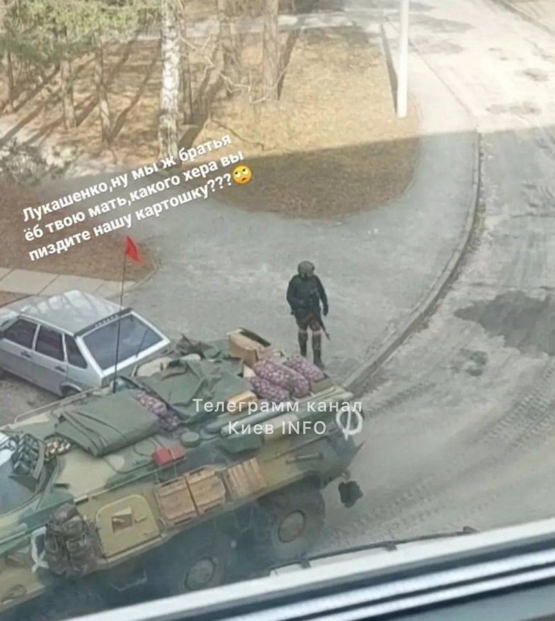 Russian soldiers “liberate” potatoes and food in occupied Ukrainian city