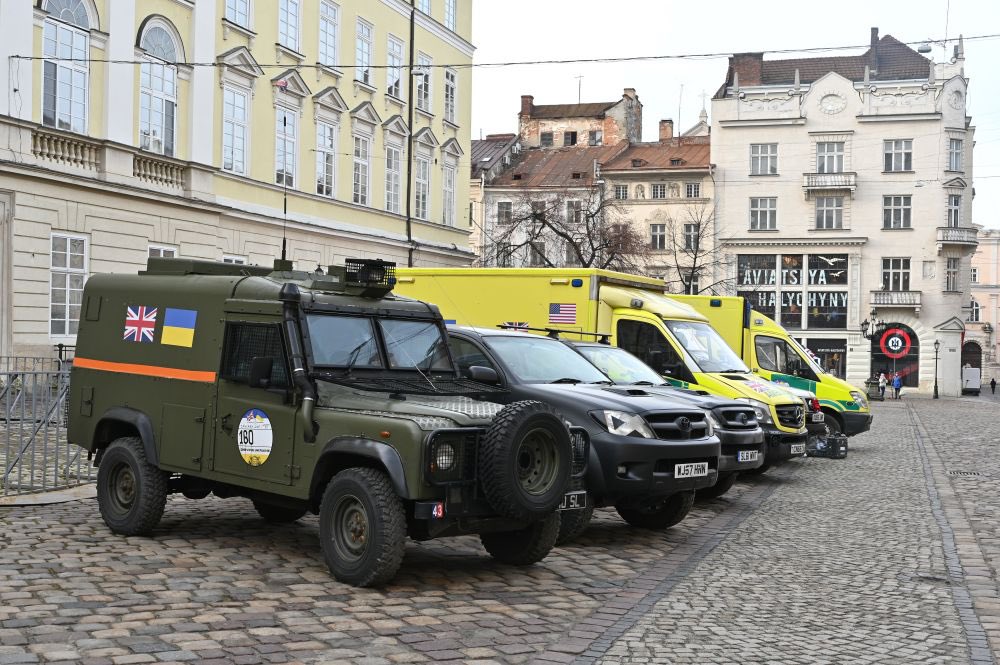British volunteers donate 11 new vehicles to Ukraine