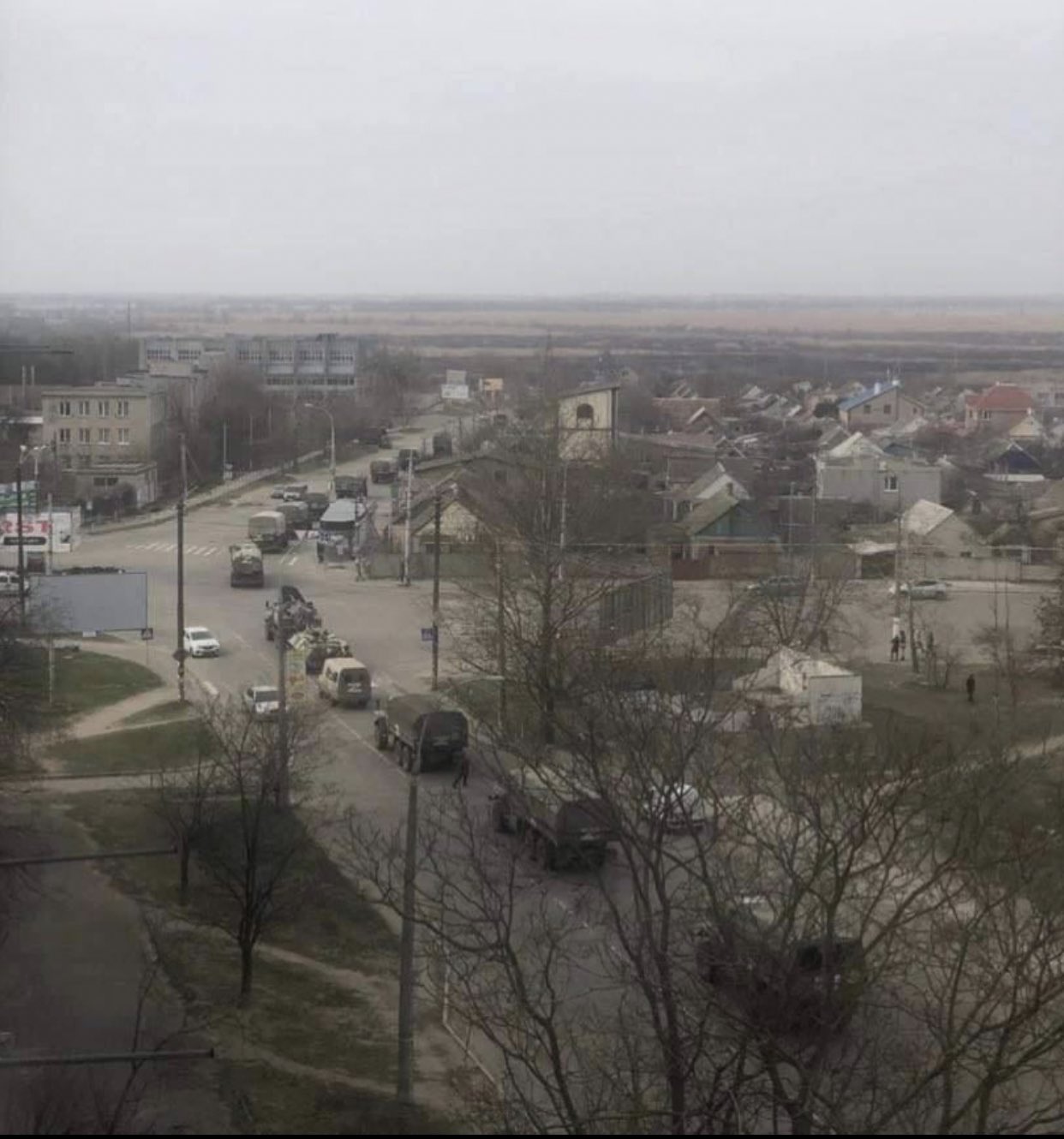 Column of Russian army vehicles leaving Kherson