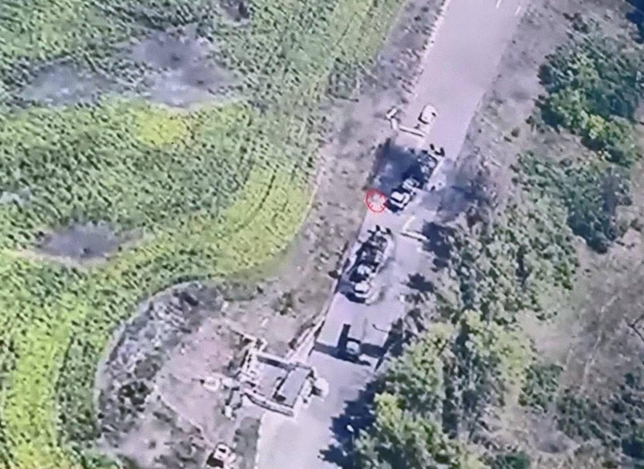 Deux camions et deux chars russes détruits près de Sudzha