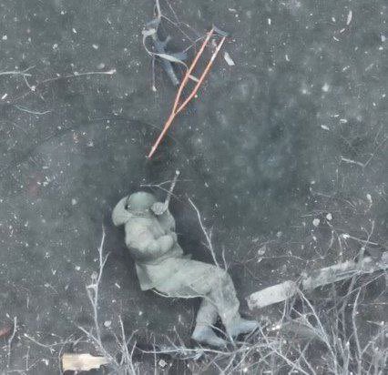 Another Russian soldier on crutches attacking Ukrainian positions