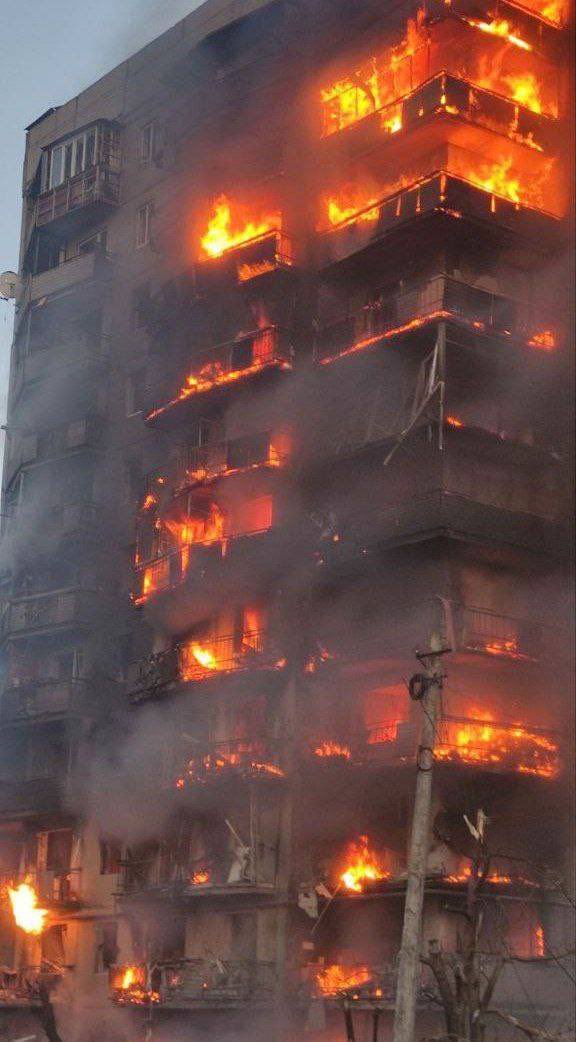 Russes attaquent et détruisent immeuble résidentiel à Kostiantynivka