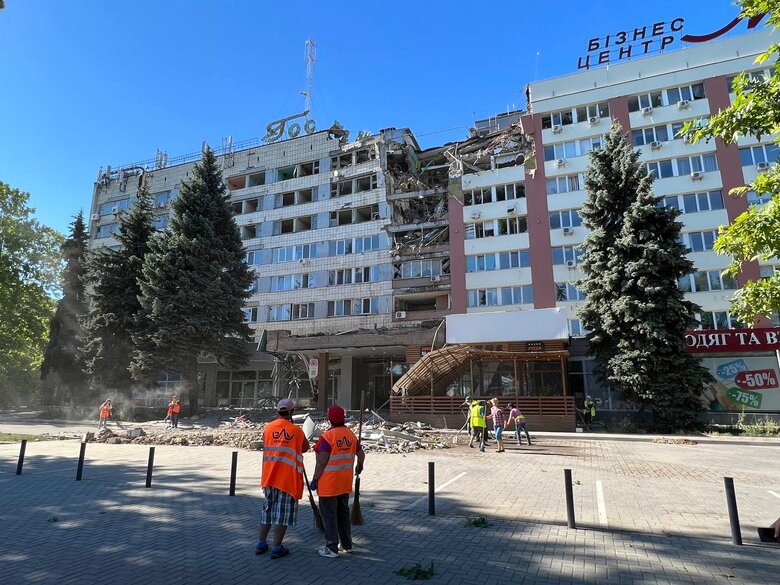 In Mykolaiv, the Russians hit a hotel, says Sienkevych. PHOTO report