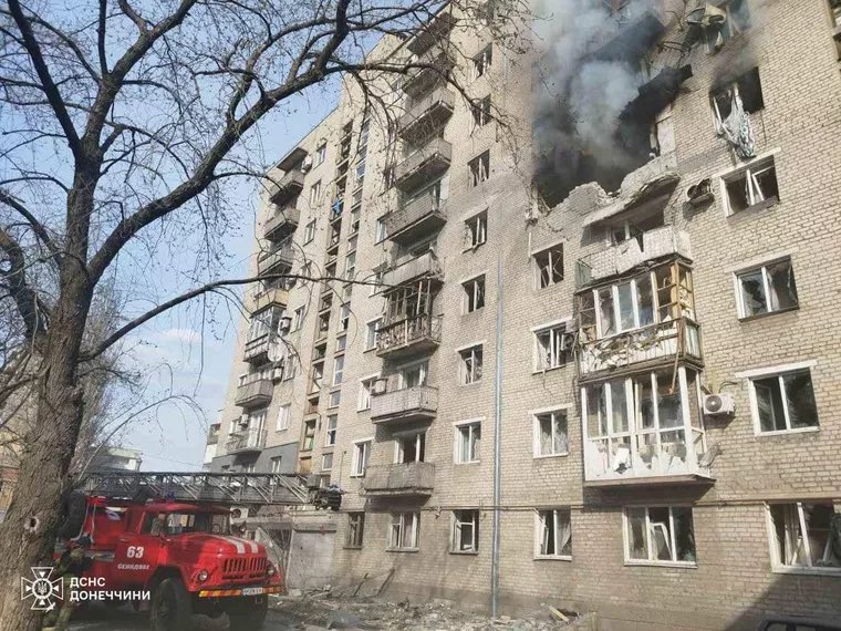 Russian forces strike nine-story building in Selydove