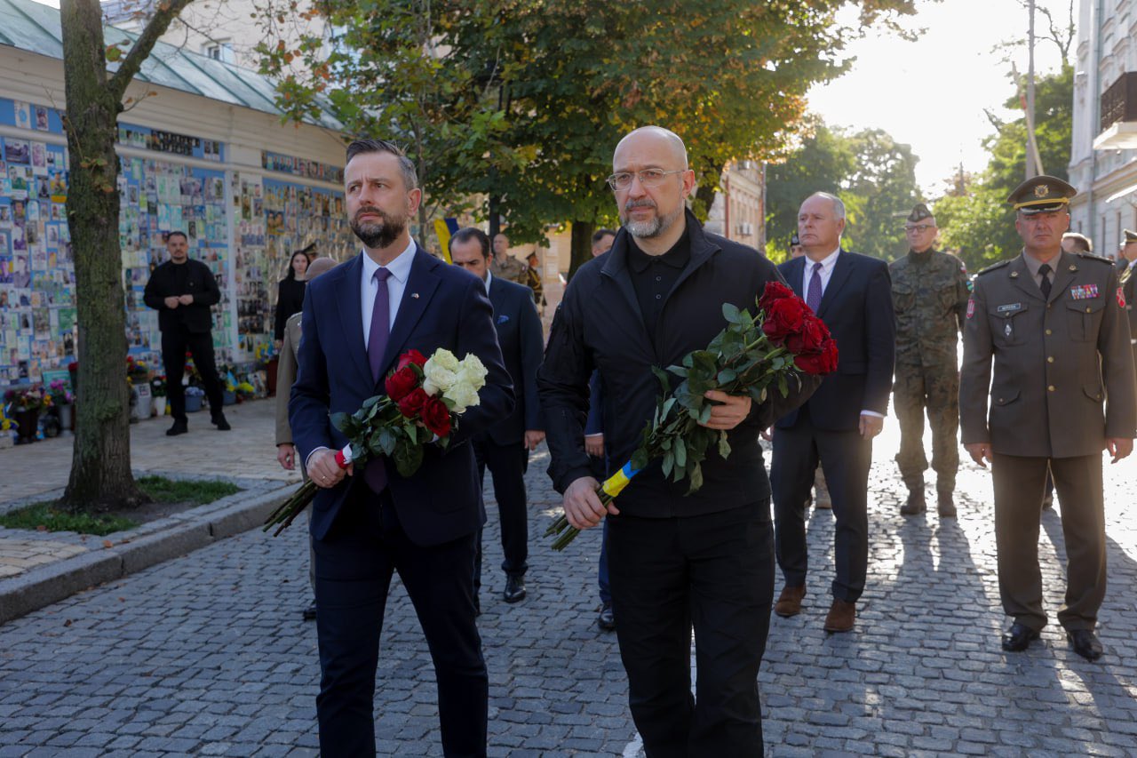 Ukrainian and Polish ministers honor fallen defenders of Ukraine