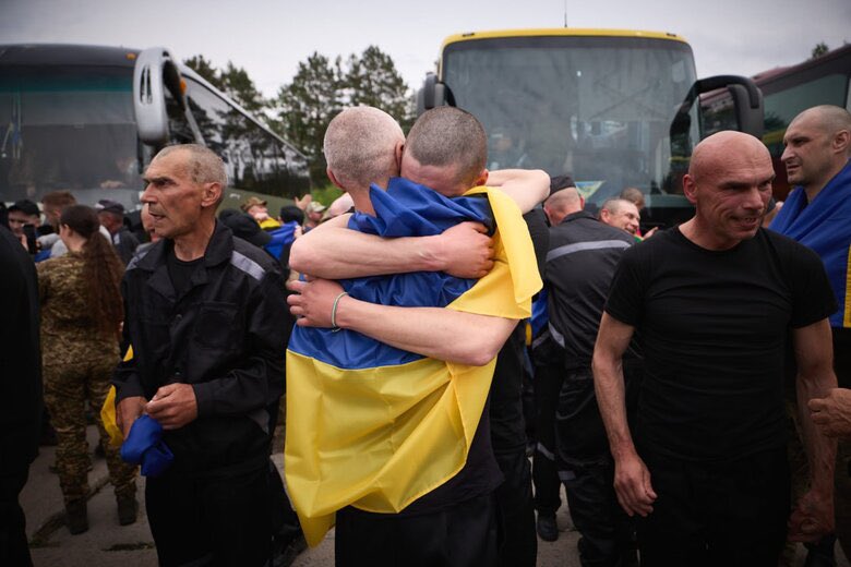 Ukraine repatriates 303 defenders from Russian captivity
