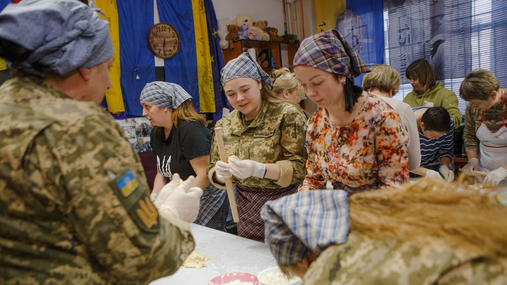 Women from Taposhinsky Center Make Varenniki for Defenders