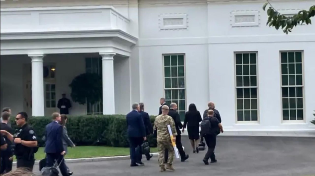 Ukrainian delegation arrives at the White House