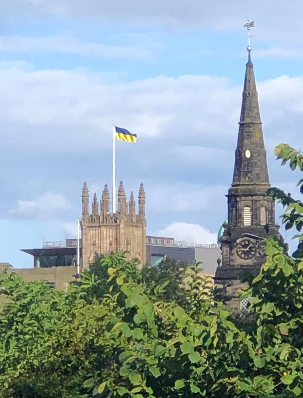 Ukrainian flag celebrated in Edinburgh, sharing photos worldwide