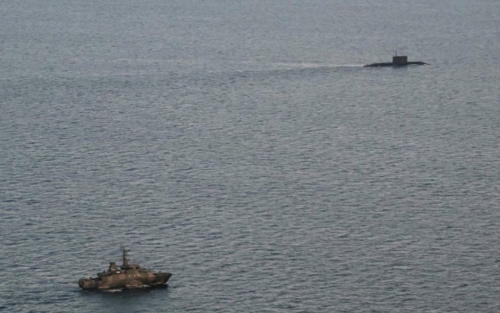 Swedish fighters spot Russian submarine