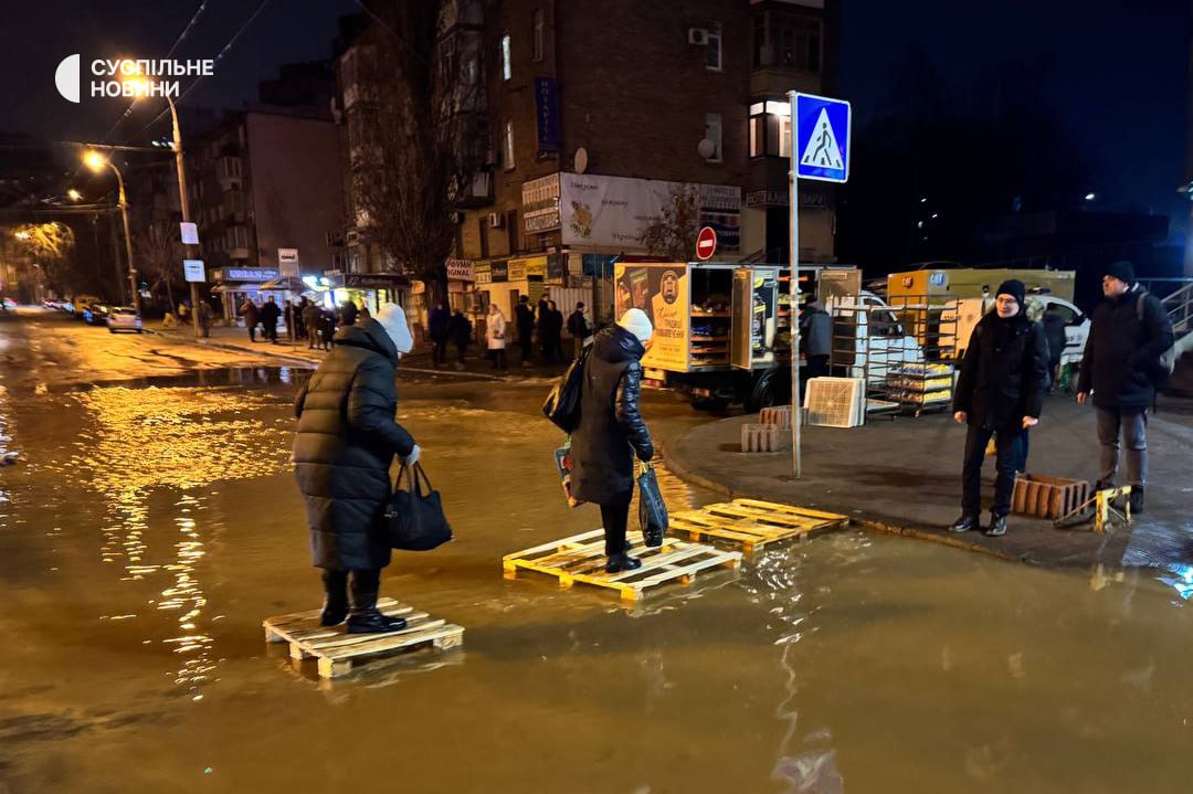 Explosions, missile debris, damaged water pipeline, Lukianivska metro closed