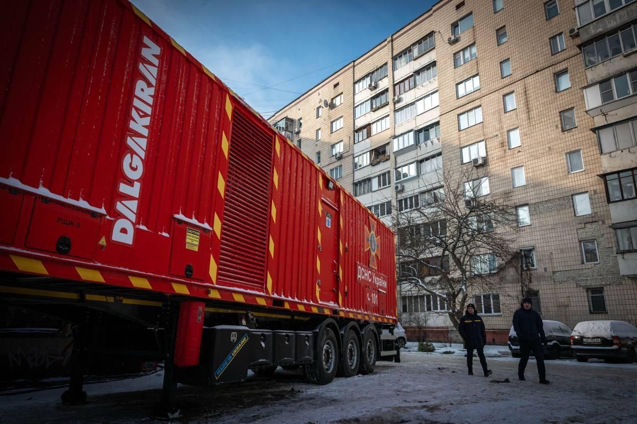 Ukraine installe générateurs industriels à Kyiv après frappes