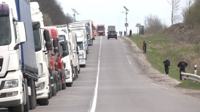 Polish farmers block trucks at Ukraine border