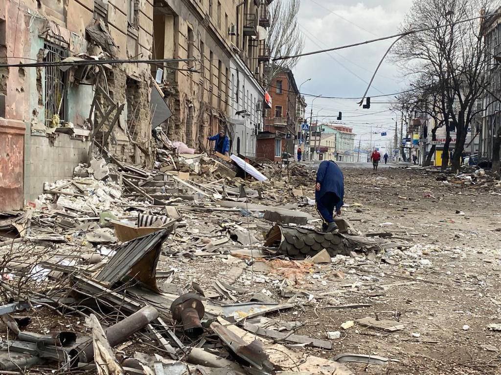 The besieged center of Mariupol without power or water