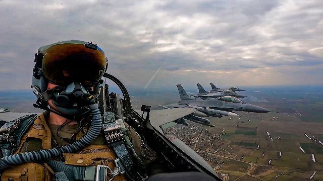 US Senator Proposes Hiring F-16 Pilots for Ukraine