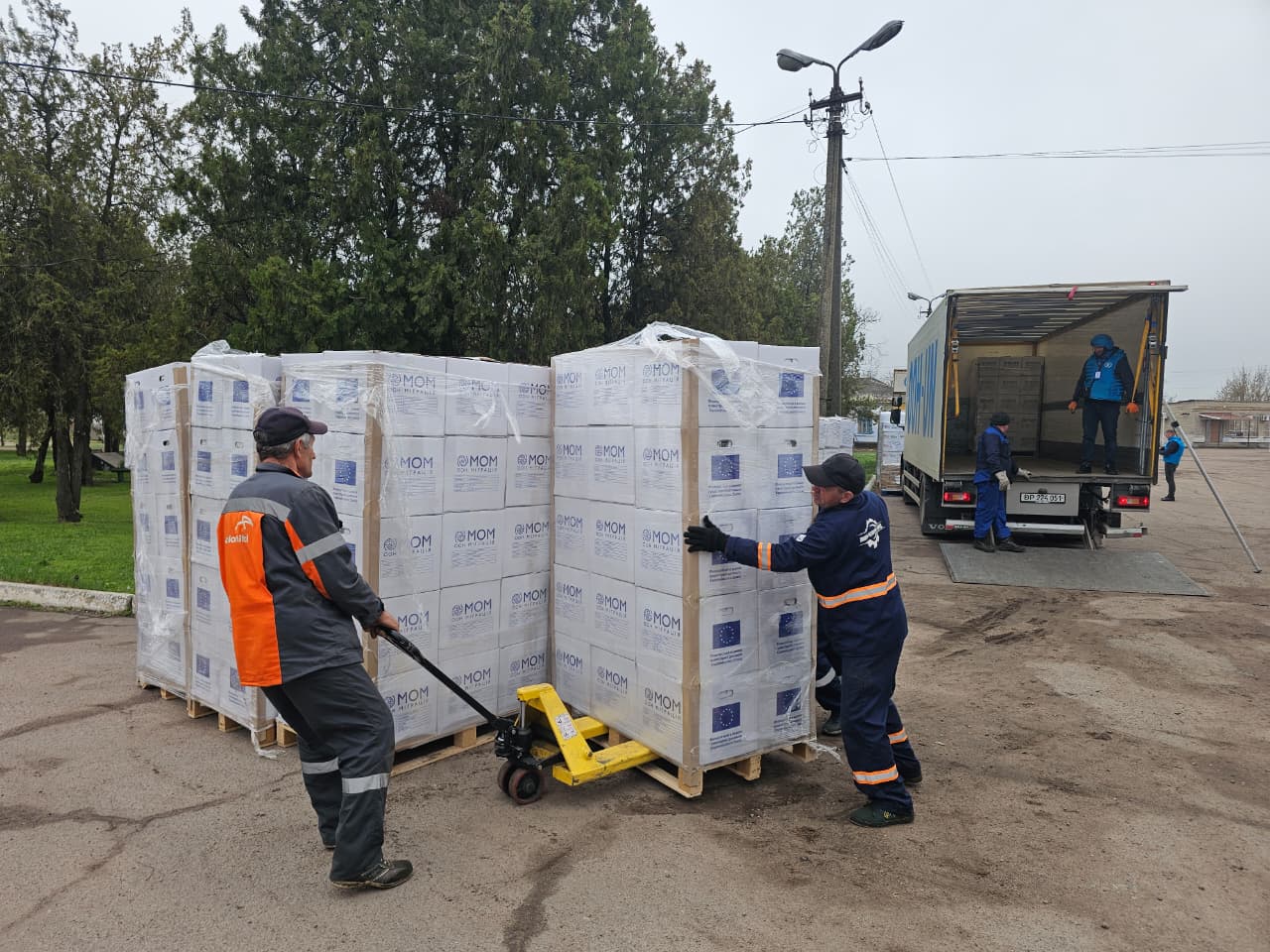 Humanitarian Convoy Delivers Aid to Kherson Region Communities