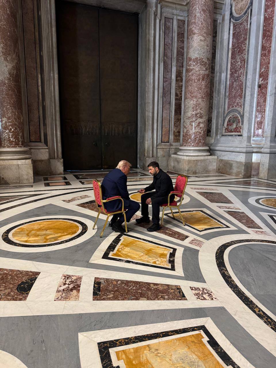 Zelensky and US President meet one-on-one in Rome
