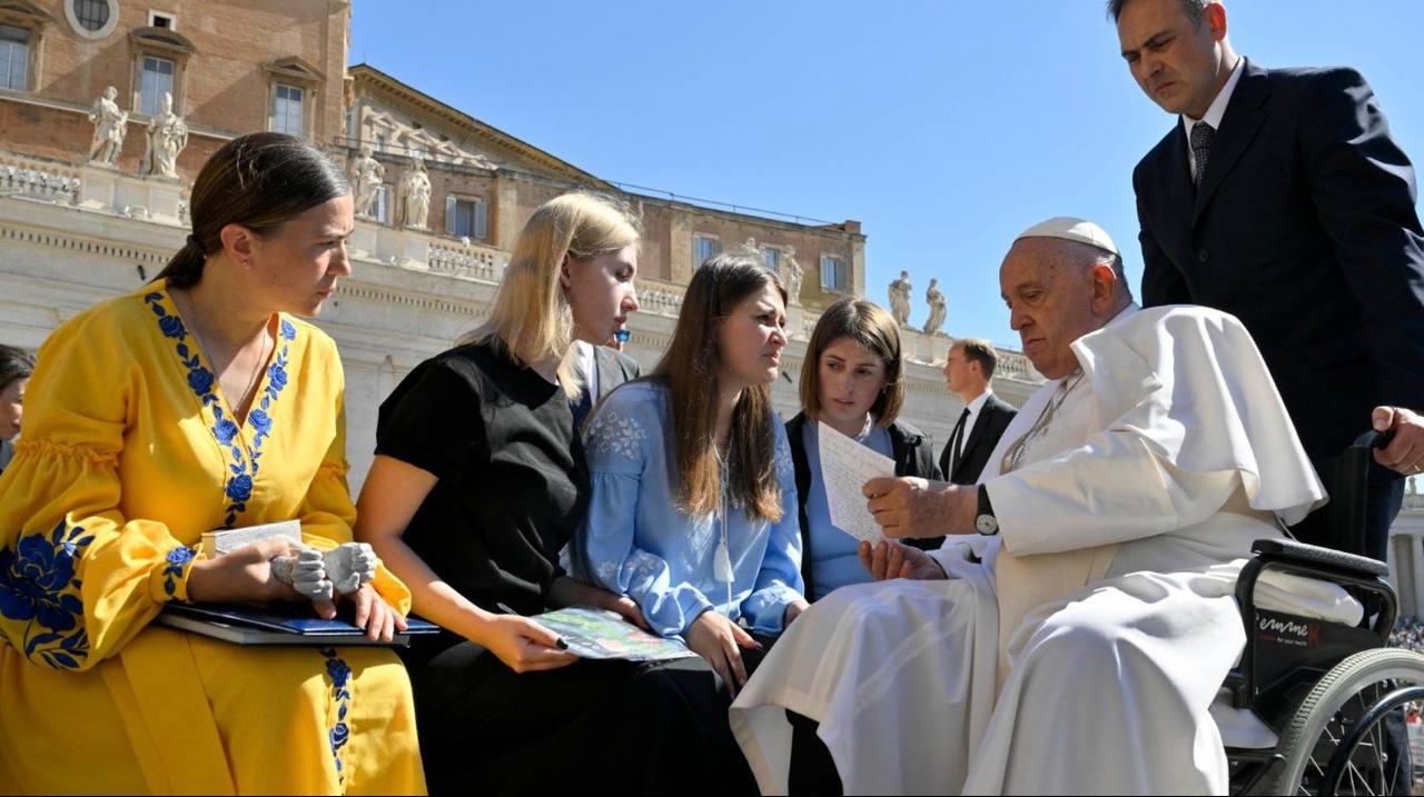 Pope meets with relatives of captured Azov fighters
