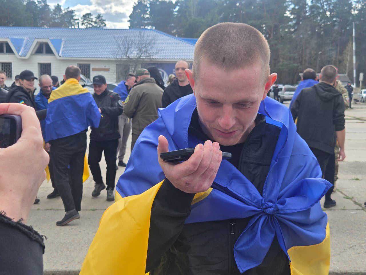 Ukrainian Prisoners of War Return Home in New Exchange