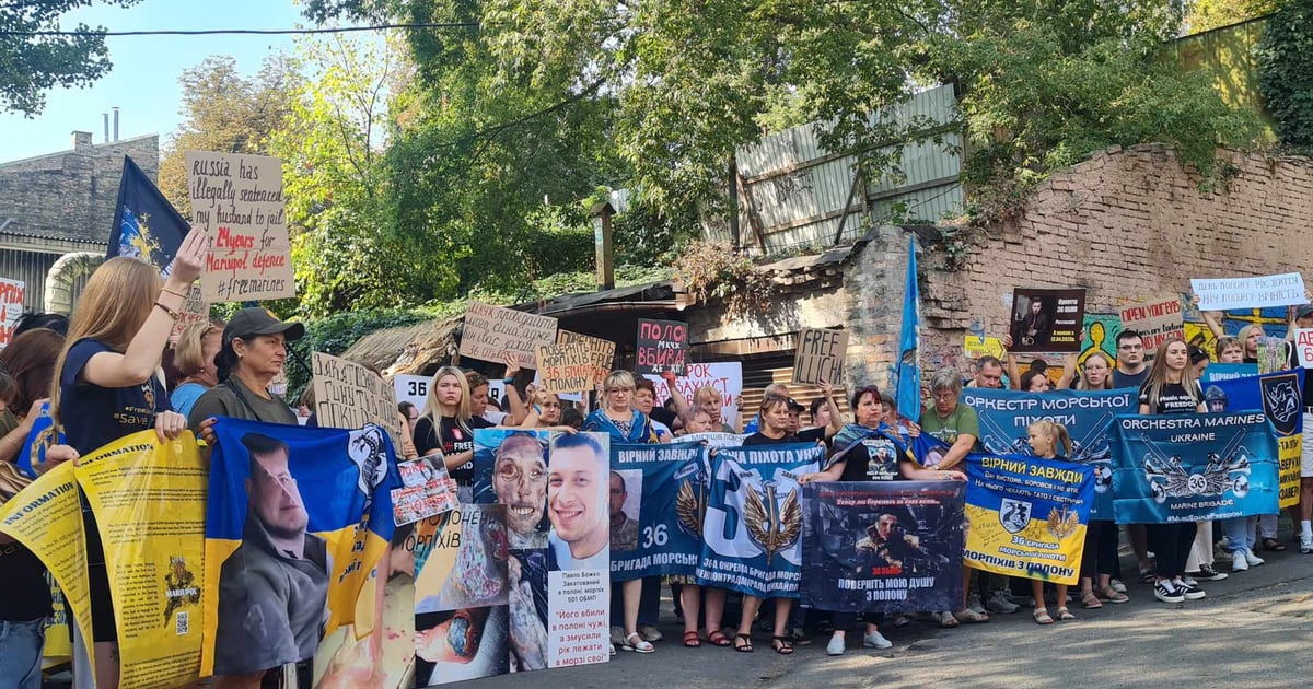 PoW families protest ICRC office in Kyiv shouting Shame