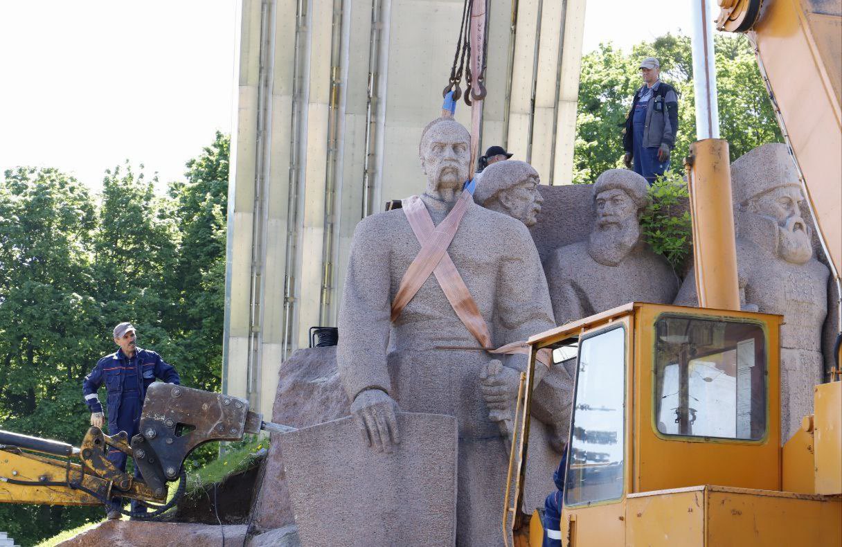 Kyiv begins dismantling Pereiaslav Rada sculpture under renamed Arch of Freedom