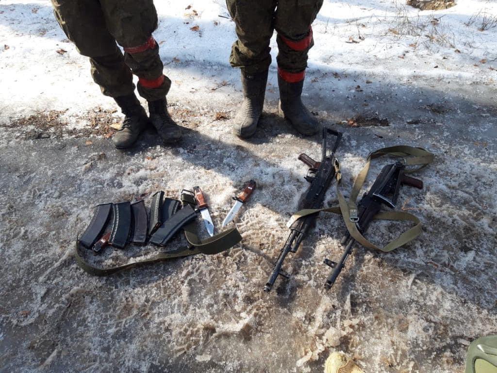 Ukrainian soldiers capture two Russian occupiers