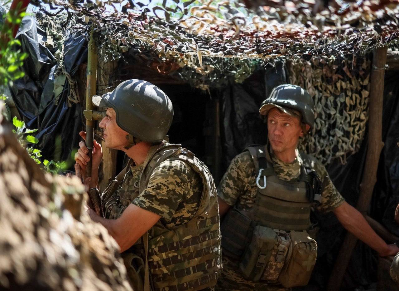 Ukrainian soldier at front near New York, Donetsk