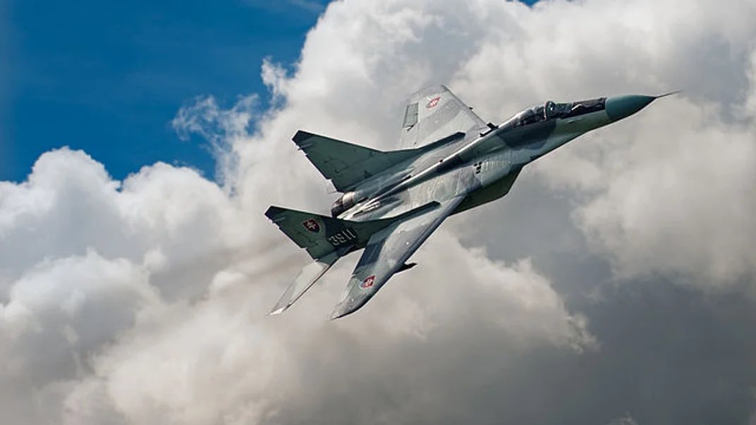 First two F-16 fighter jets arrive in Slovakia