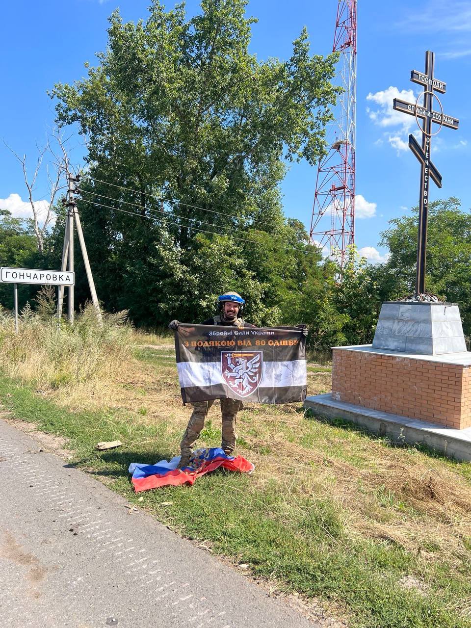 Ukrainian soldier raises flag in Goncharovka