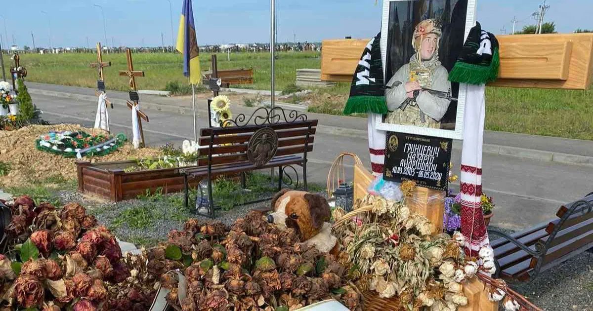 Grave of youngest Azovstal defender robbed in Vinnytsia