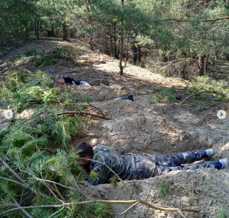 Belarusian schoolchildren taught to dig trenches