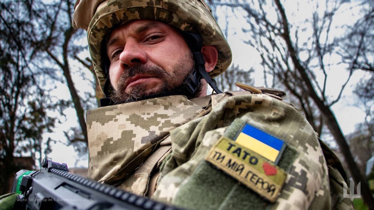 The soldier bears the inscription: ‘Father, you are my hero’