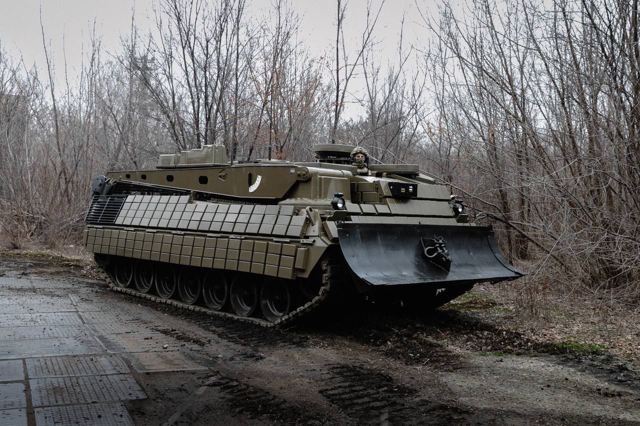 Ukrainian Bergepanzer 2 with Kontakt-1