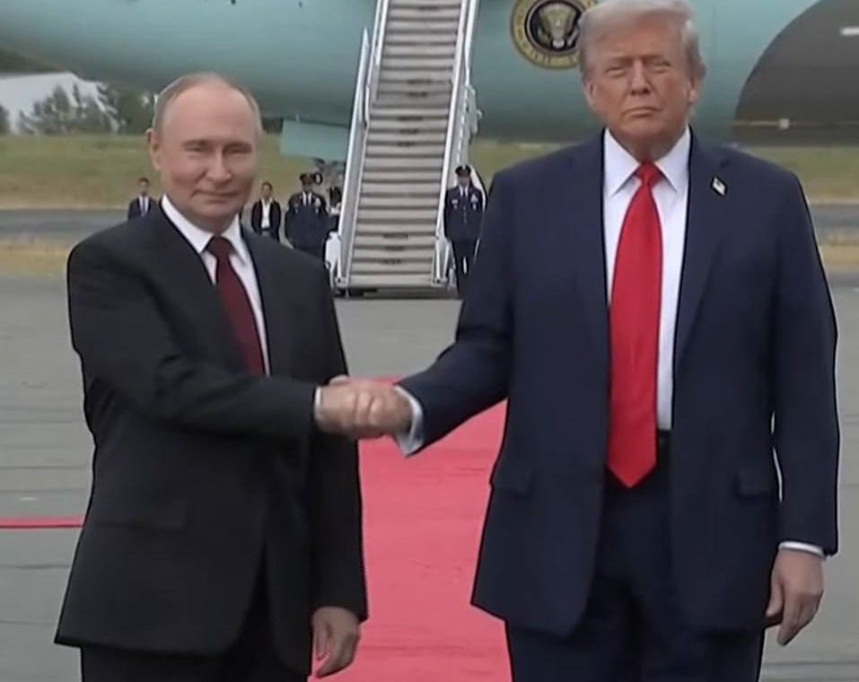 Ukrainiens en colère après poignée de main Trump-Poutine