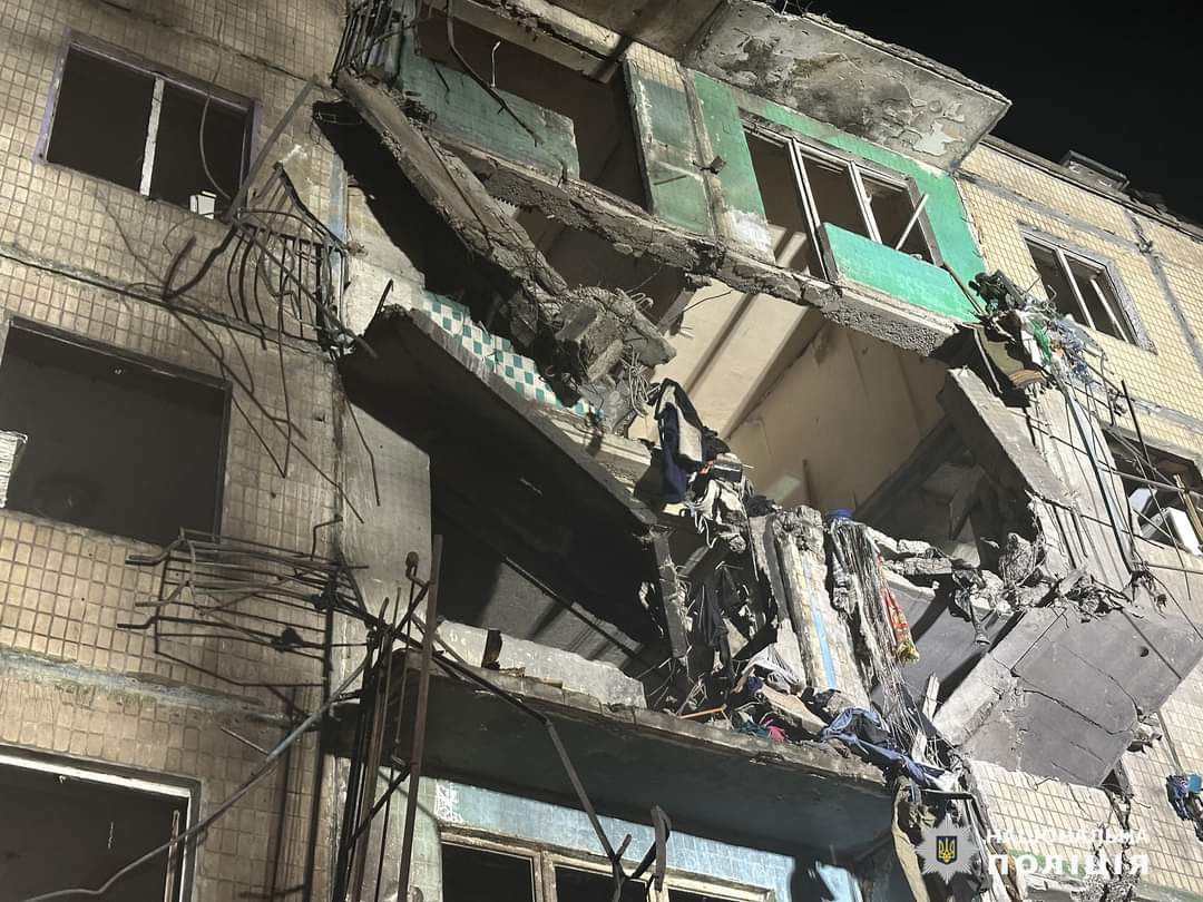 In the evening, the Russian army strikes Saltovka in Kharkiv (12 words max)